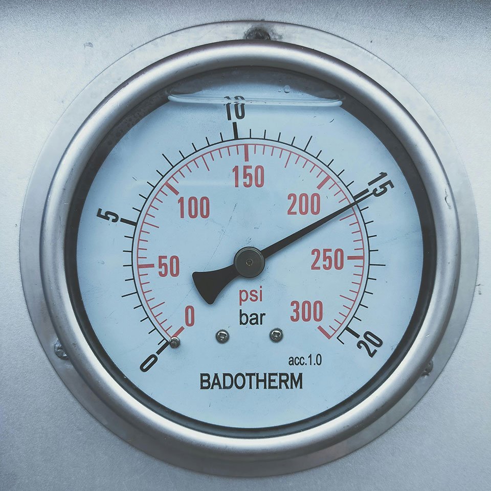 Analog pressure gauge meter in psi and bar units